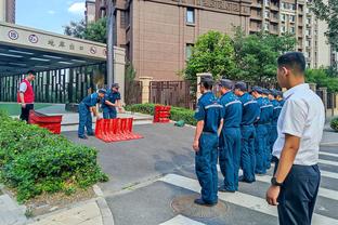 这不比老里厉害？4岁小助教更衣室激情演讲 从小与父亲一起跟队